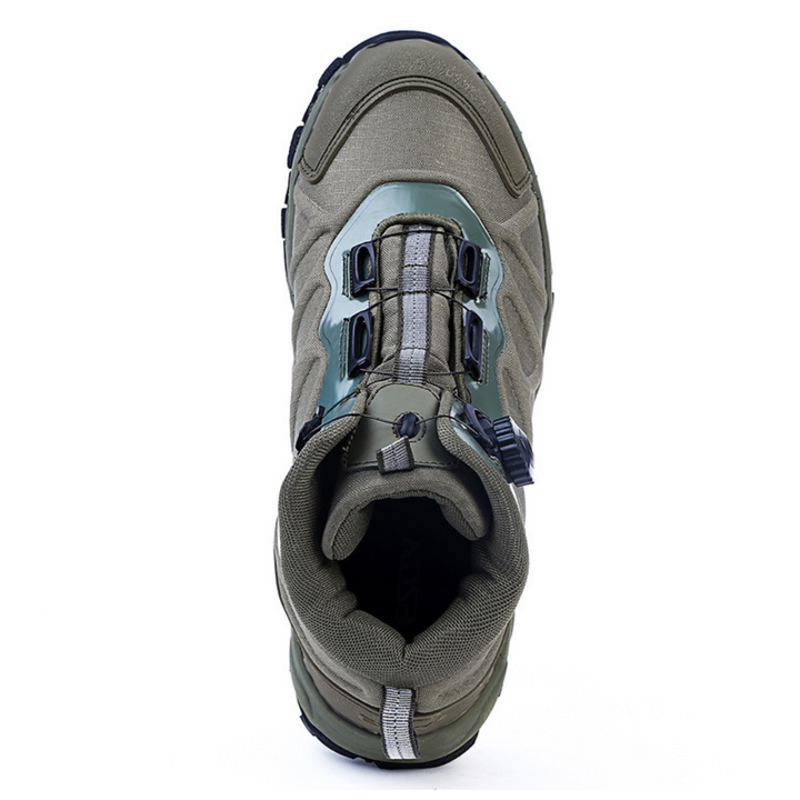 Grüner Wanderschuh mit Schnellschnürsystem, robustes Design, ideal für Outdoor-Aktivitäten.