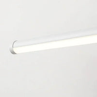 Moderne LED-Wandleuchte, weiß, minimalistisch, energiesparend, für Innenbeleuchtung.