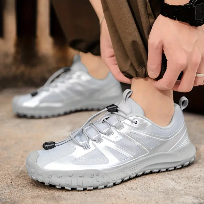 Silberne Herren-Laufschuhe mit Schnellschnürsystem, atmungsaktiv, rutschfeste Sohle.