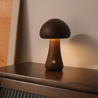 Braune Pilzlampe aus Holz auf Tisch, modernes Design, stimmungsvolle Beleuchtung.
