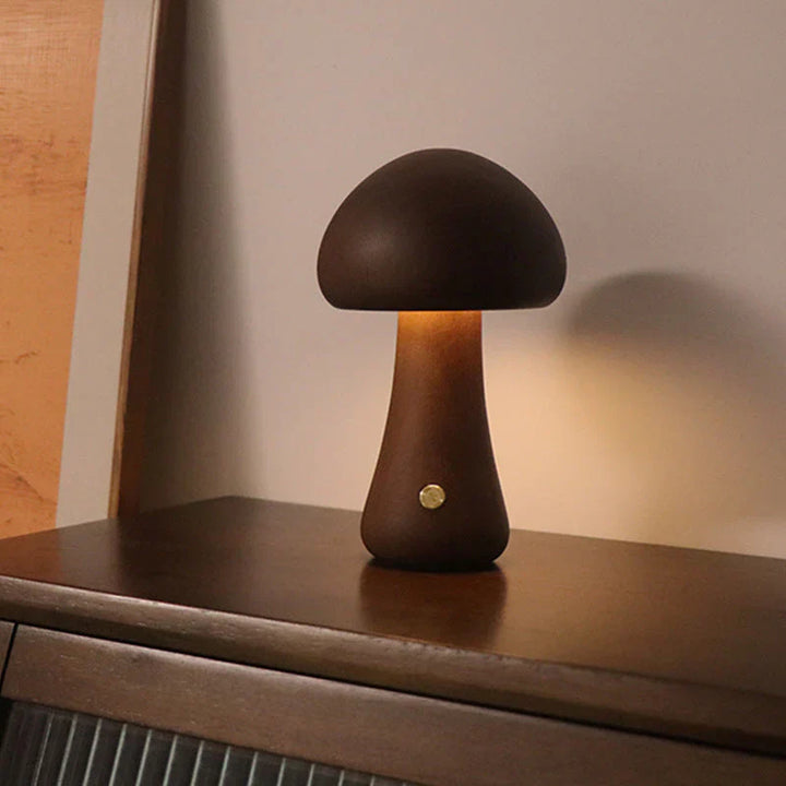 Braune Pilzlampe aus Holz auf Tisch, modernes Design, stimmungsvolle Beleuchtung.