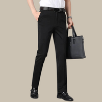 Schwarze Herrenanzughose, elegant, mit Ledergürtel und Tasche, ideal für Business-Outfits.