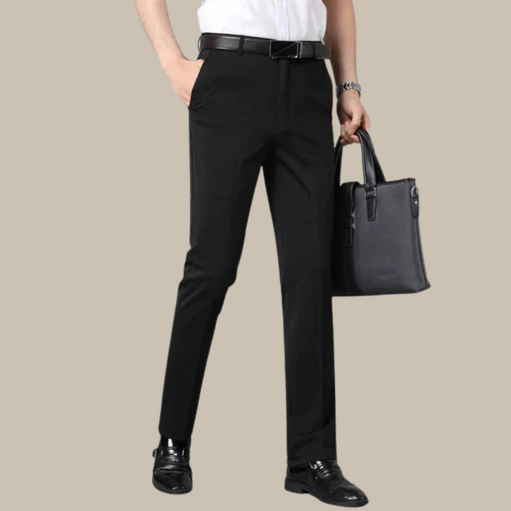 Schwarze Herrenanzughose, elegant, mit Ledergürtel und Tasche, ideal für Business-Outfits.