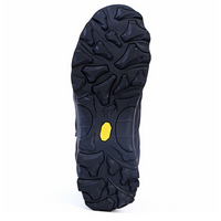 Schwarze Wanderschuhsohle mit gelbem Logo, rutschfestes Profil, Outdoor-Ausrüstung.