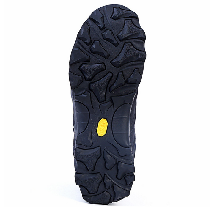Schwarze Wanderschuhsohle mit gelbem Logo, rutschfestes Profil, Outdoor-Ausrüstung.