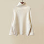 Weißer Rollkragenpullover aus Strick, Damenmode, warm, elegant, Herbst-Winter-Kleidung.