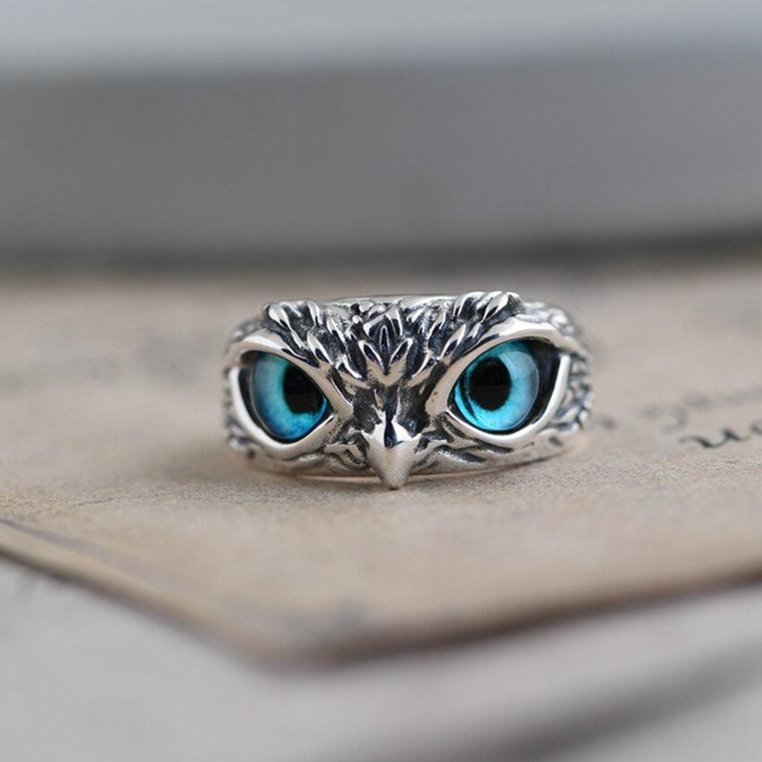 Eulenring aus Silber mit blauen Augen, Schmuckdesign, Tiermotiv, Damenring, Geschenkidee.