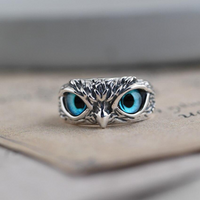 Eulenring aus Silber mit blauen Augen, Schmuckdesign, Tiermotiv, Damenring, Geschenkidee.