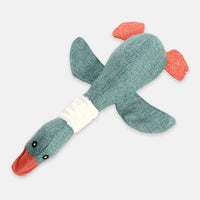Stofftier Ente aus Strick, grün mit roten Flügeln, weiches Kuscheltier für Kinder.