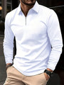 Mann in weißem Langarm-Poloshirt mit Reißverschluss, beige Hose, schwarzer Uhr.
