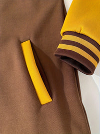 Braune Jacke mit gelbem Ärmel und Streifen, Baumwolle, modisch, Herbstbekleidung.