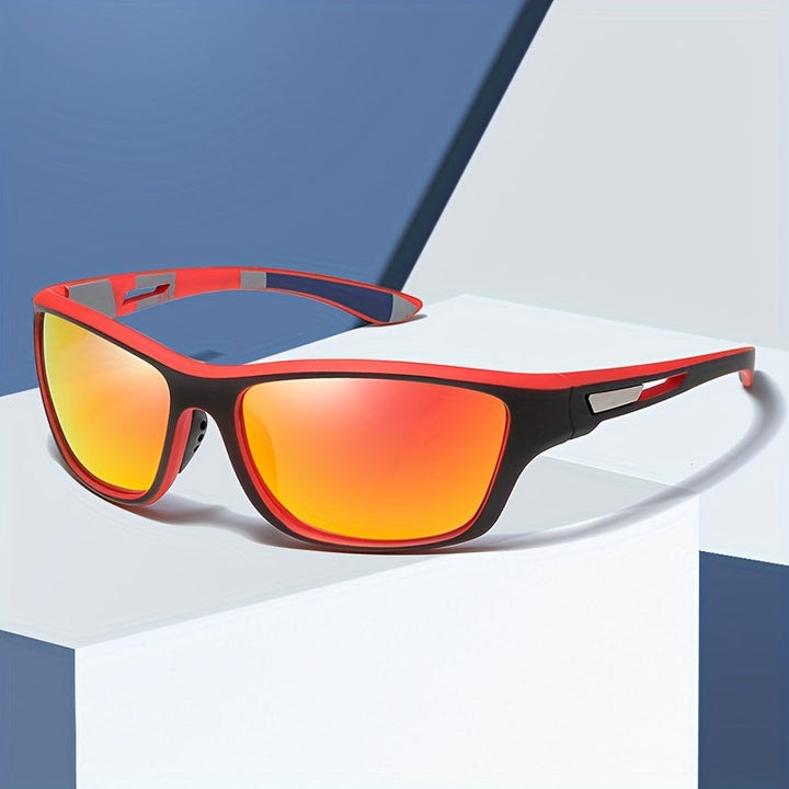 Rote Sportsonnenbrille mit orange verspiegelten Gläsern auf weißem Podest.