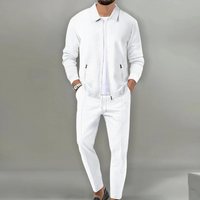 Mann in weißem Anzug, Reißverschlussjacke, modisch, elegant, Herrenmode, stilvoll, modern.