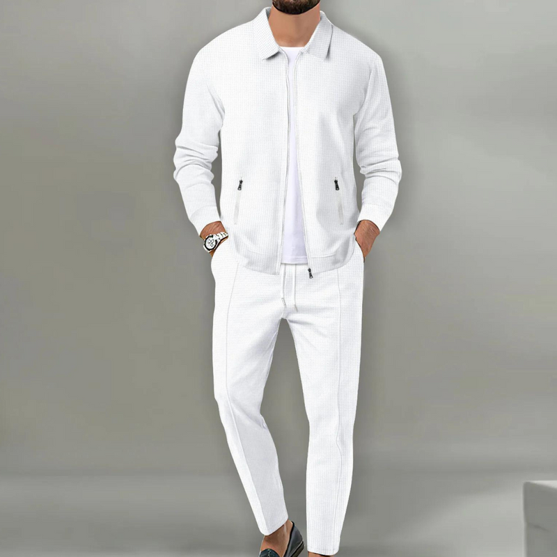 Mann in weißem Anzug, Reißverschlussjacke, modisch, elegant, Herrenmode, stilvoll, modern.