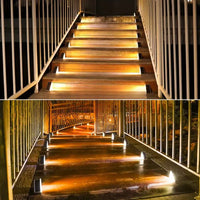 Beleuchtete Treppenstufen aus Holz mit LED-Leuchten, moderne Außenbeleuchtung, Nachtansicht.