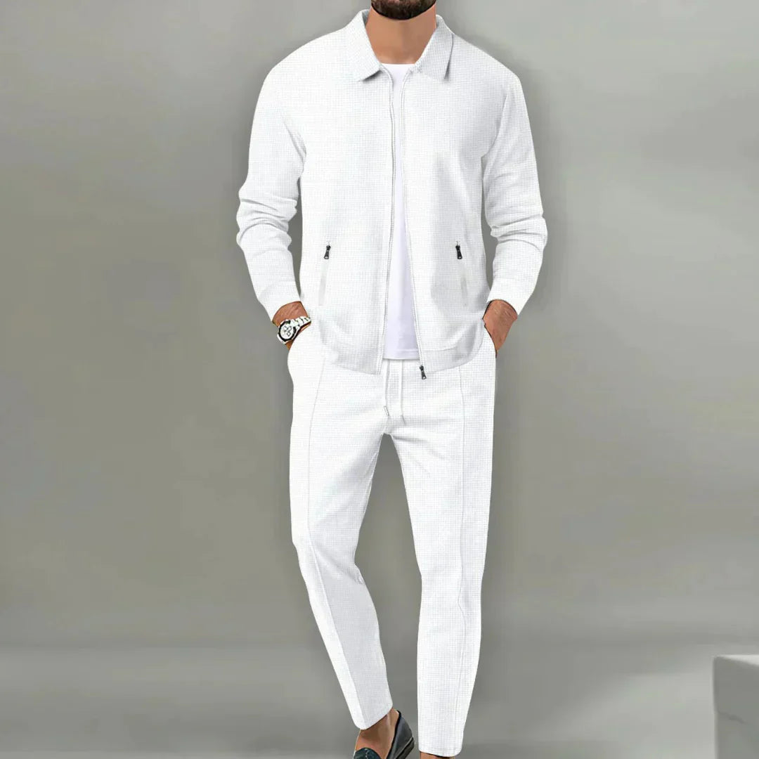 Mann in weißem Anzug, lässiger Stil, Reißverschlussjacke, modische Herrenbekleidung.