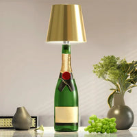 Champagnerflaschenlampe mit goldenem Schirm, moderne Tischleuchte, Dekoration, Wohnzimmer.