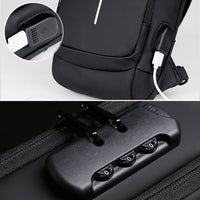 Schwarzer Rucksack mit USB-Anschluss und Zahlenschloss, ideal für Reisen und Sicherheit.