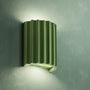 Grüne Wandleuchte aus Metall, wellenförmig, modernes Design, indirekte Beleuchtung.