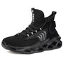 Schwarzer Sneaker, atmungsaktives Mesh, sportlich, rutschfeste Sohle, Herrenmode.