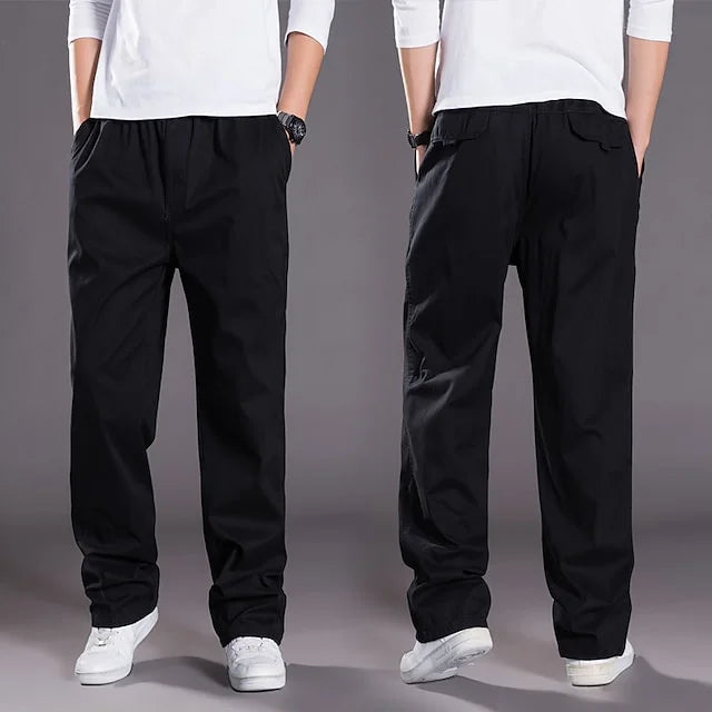 Zwei schwarze Herren-Cargohosen, lässig, Baumwolle, mit Taschen, Vorder- und Rückansicht.