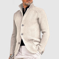 Herren Strickjacke beige, elegantes Design, Knopfleiste, Herbstmode, stilvoll und modern.