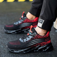 Schwarze und rote Sportschuhe, atmungsaktiv, mit dicker Sohle, ideal für Laufen und Fitness.