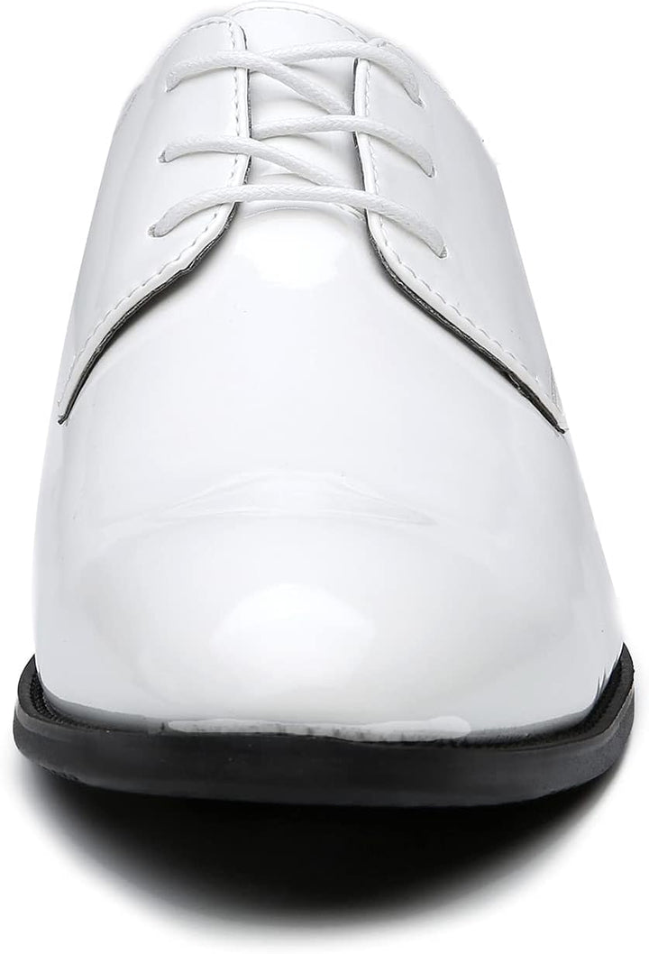 Weiße Lackleder-Herrenschuhe, Schnürschuhe, elegante Mode, formelle Anlässe, glänzend.
