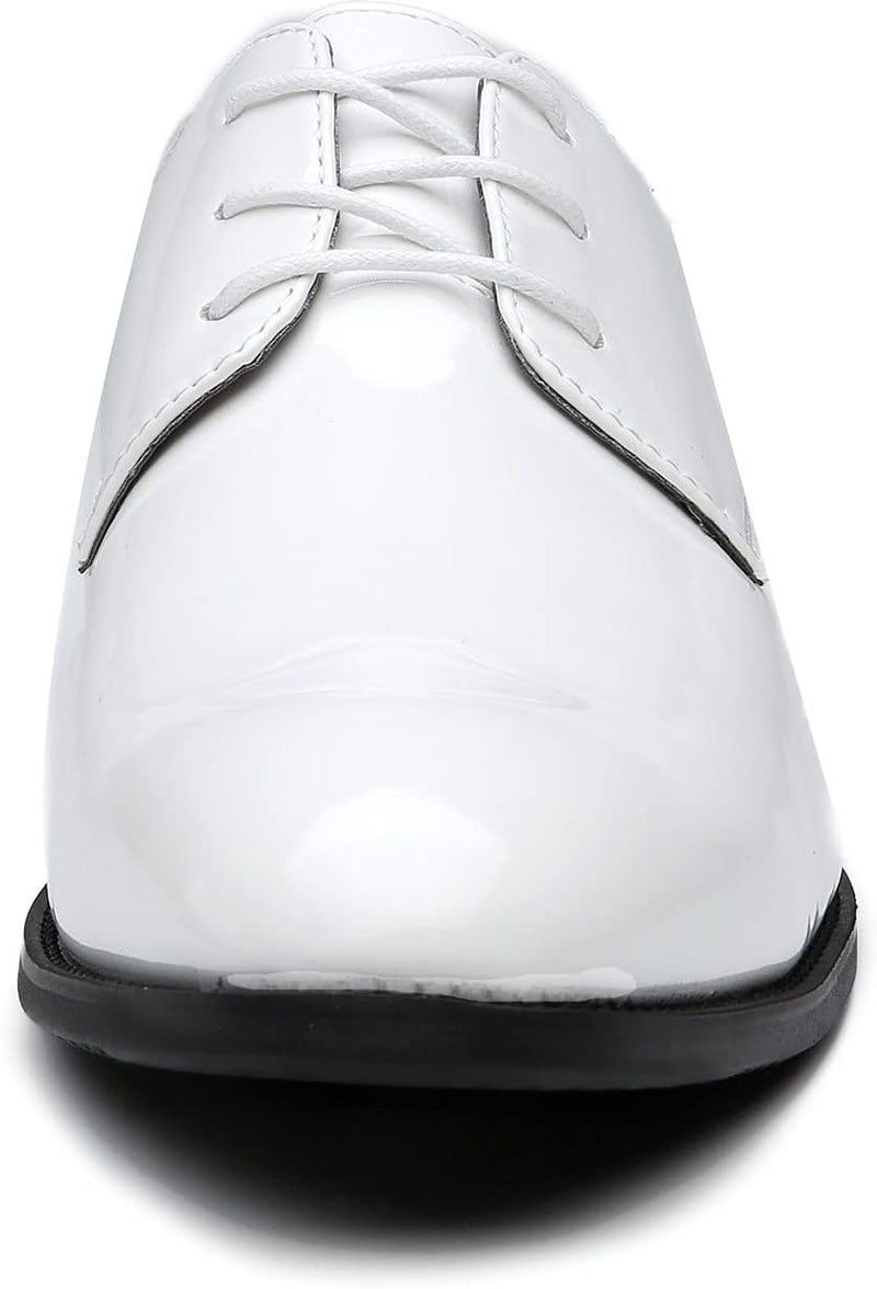 Weiße Lackleder-Herrenschuhe, Schnürschuhe, elegante Mode, formelle Anlässe, glänzend.