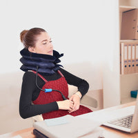 Frau mit aufblasbarem Nackenkissen, schwarz, Büro, Entspannung, ergonomische Unterstützung.