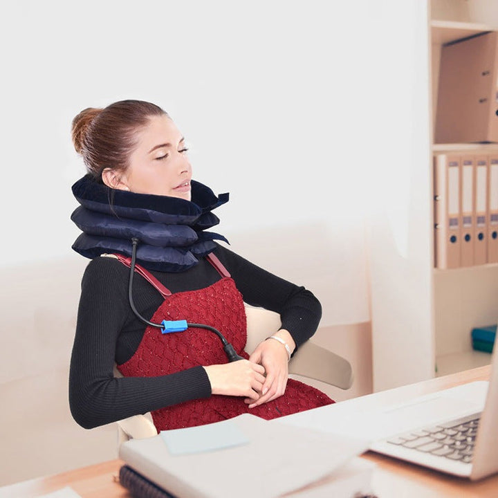Frau mit aufblasbarem Nackenkissen, schwarz, Büro, Entspannung, ergonomische Unterstützung.