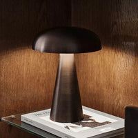 Moderne schwarze Tischlampe aus Metall auf Holzregal, stilvolle Beleuchtung, Inneneinrichtung.