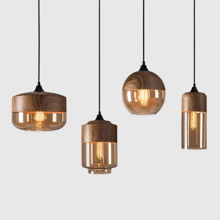 Moderne Hängelampen aus Holz und Glas, warmes Licht, skandinavisches Design, Wohnzimmerbeleuchtung.