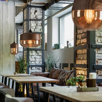 Moderne Café-Innenraum mit hölzernen Pendelleuchten und industriellem Design.