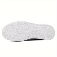 Weiße Gummisohle eines Sneakers, strukturiertes Profil, rutschfest, für Sport und Freizeit.