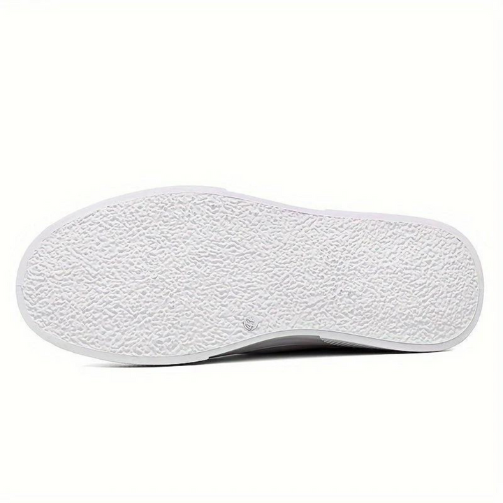 Weiße Gummisohle eines Sneakers, strukturiertes Profil, rutschfest, für Sport und Freizeit.