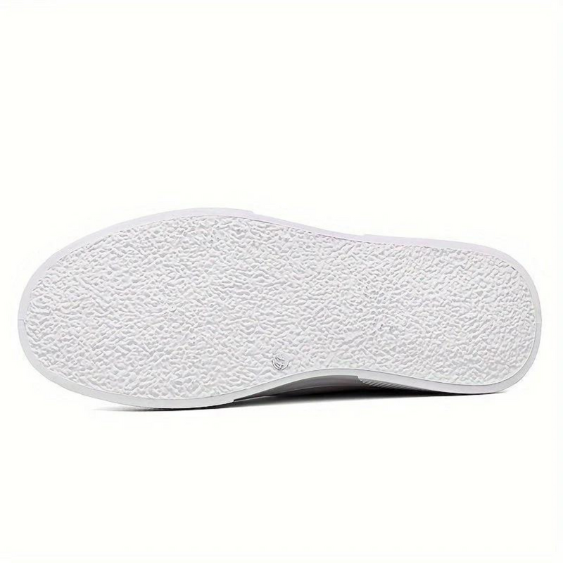 Weiße Gummisohle eines Sneakers, strukturiertes Profil, rutschfest, für Sport und Freizeit.