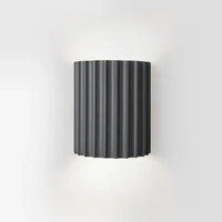 Schwarze Wandleuchte aus Metall, geripptes Design, moderne Innenbeleuchtung, energiesparend.