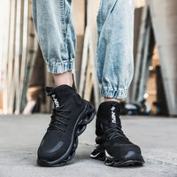 Schwarze Sneaker mit dicker Sohle, sportlich, modern, Unisex, Jeans, urbaner Stil.