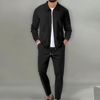 Mann in schwarzem Anzug mit weißem T-Shirt, lässiger Stil, Mode für Herren.