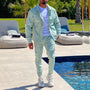 Mann in mintgrünem Anzug am Pool, Freizeitmode, Sommeroutfit, Herrenbekleidung, Outdoor-Look.
