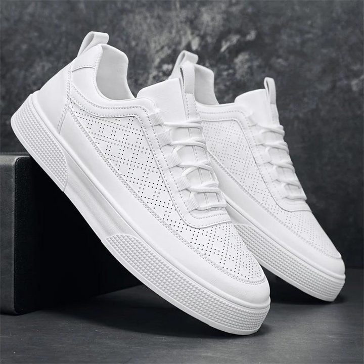 Weiße Sneaker aus Leder, perforiert, modisch, bequem, für Herren, auf grauem Hintergrund.