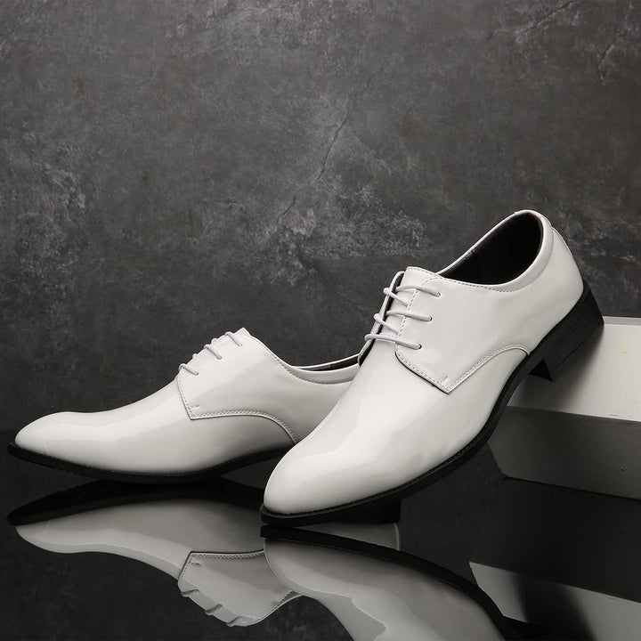 Weiße Lackleder-Herrenschuhe, elegantes Design, Schnürschuhe, formelle Anlässe.