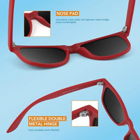 Rote Sonnenbrille mit flexiblen Metallscharnieren und bequemen Nasenpads auf blauem Hintergrund.