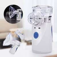 Tragbarer weißer Inhalator mit blauem Knopf, ideal für Atemwegstherapie und Asthmabehandlung.