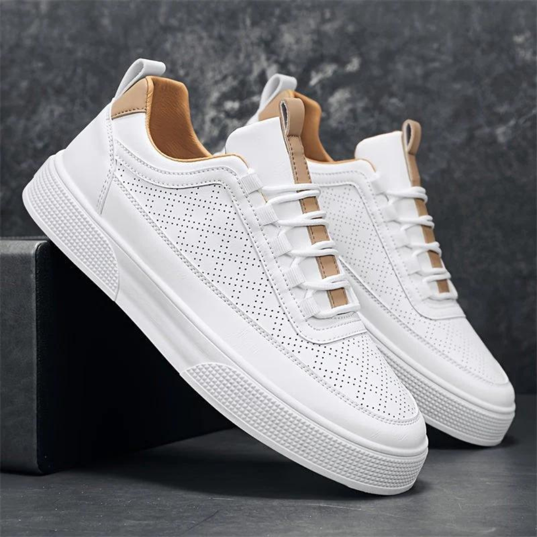 Weiße Herren-Sneaker aus Leder, perforiert, modisch, bequem, ideal für Freizeitkleidung.