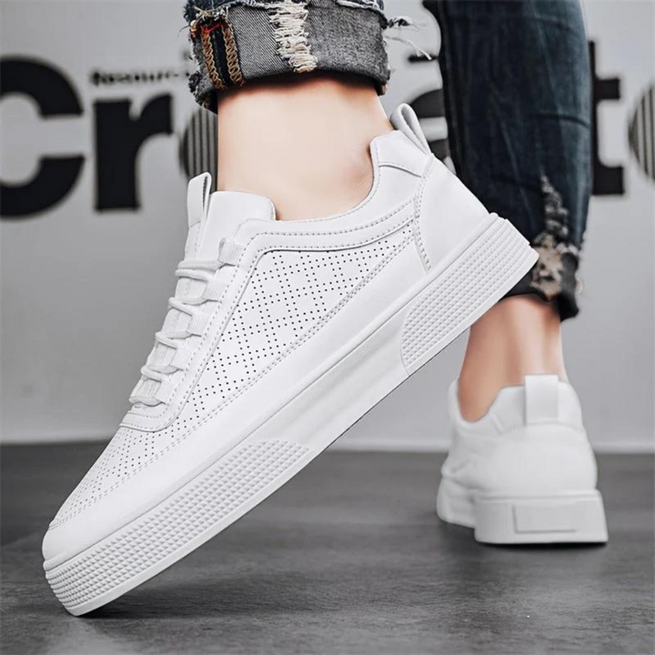 Weiße Sneaker aus Leder, perforiert, unisex, modisch, bequem, ideal für Freizeit und Sport.
