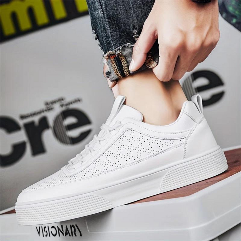 Weiße Sneaker aus Leder, perforiert, modisch, unisex, lässig, auf Holzkiste.