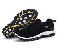 Schwarze Herren-Sportschuhe mit gelber Sohle, rutschfest, bequem, ideal für Outdoor-Aktivitäten.