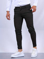 Mann in schwarzer Chinohose und weißen Sneakers, modische Herrenbekleidung.